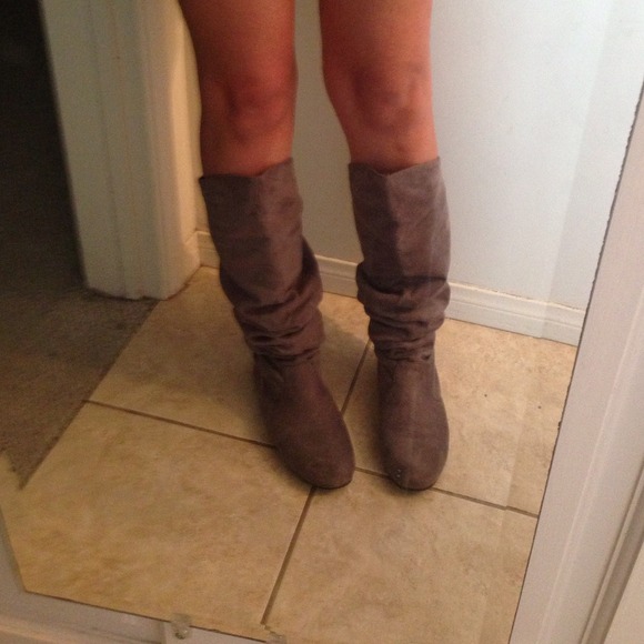 Gray boots - Picture 2 of 3