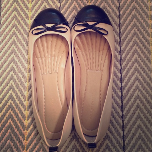 Easy Spirit cream and black flats!