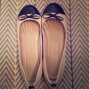 Easy Spirit cream and black flats!