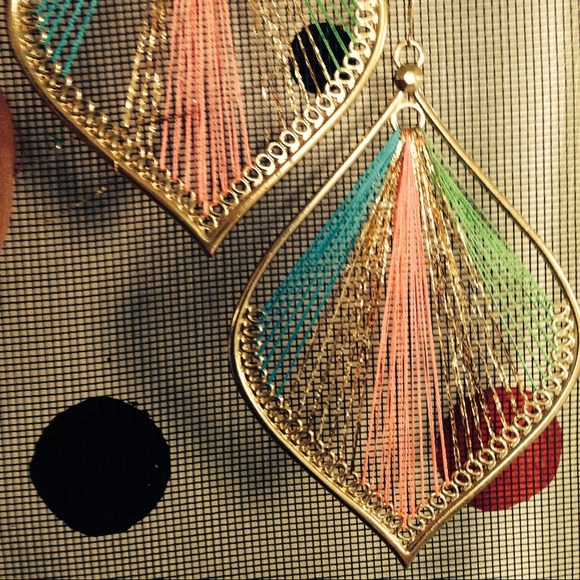 Brand New Fashion Earrings !! Save Now!