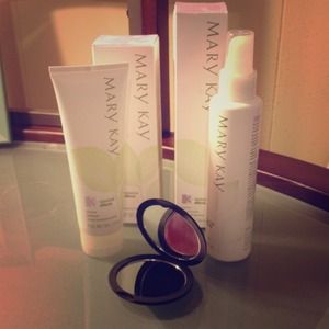 HOLD for @swettlybroken Mary Kay face cleanser