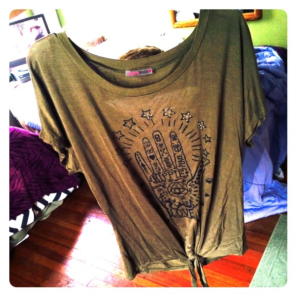 Super cute green shirt