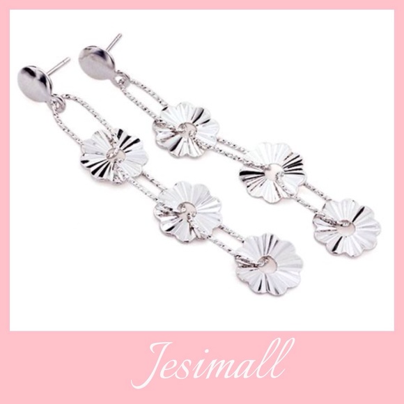 Shiny flowers dangle earrings