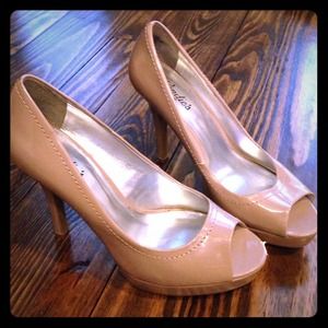 Super hot nude peep toe heels!!