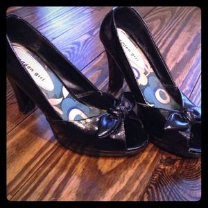 Black peep toe pumps!!!
