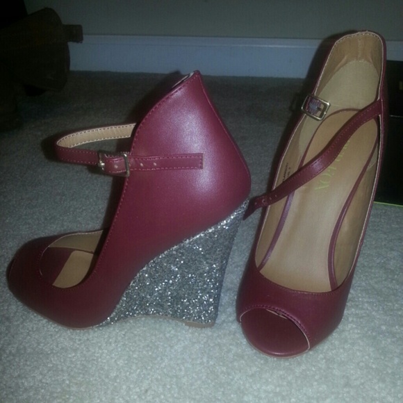 NEW IN BOX  Paper Fox Structered Glitter Wedge