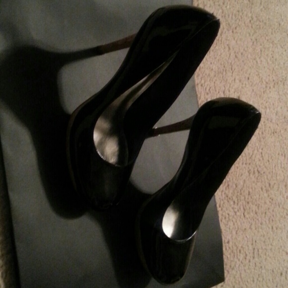 Jessica Simpson black pumps