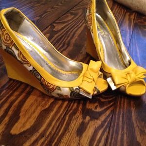 Cute yellow pattern peep toe wedges!