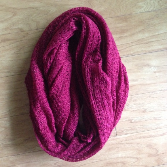 Red infinity scarf from Paris - Picture 2 of 3