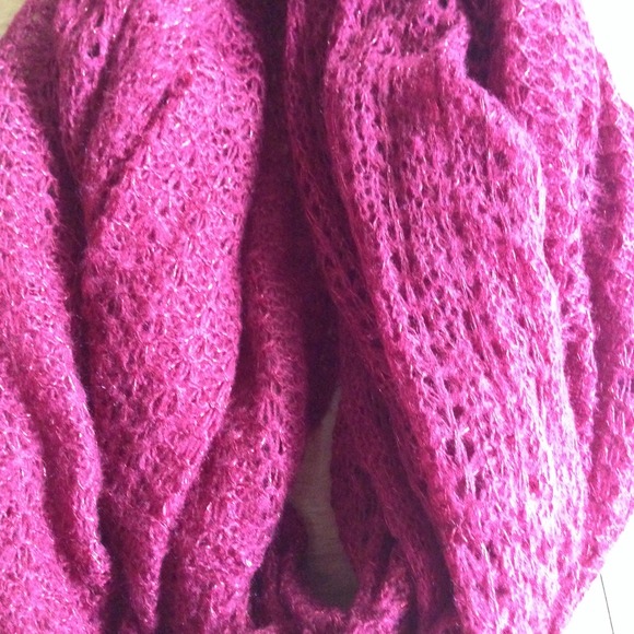 Red infinity scarf from Paris - Picture 3 of 3