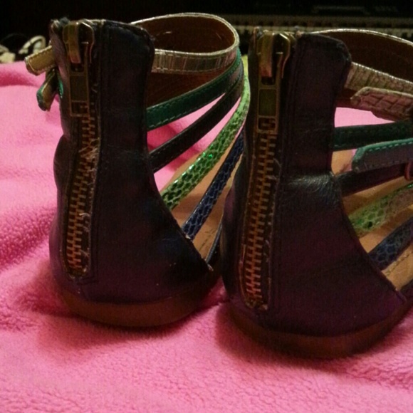 Sandles - Picture 3 of 4