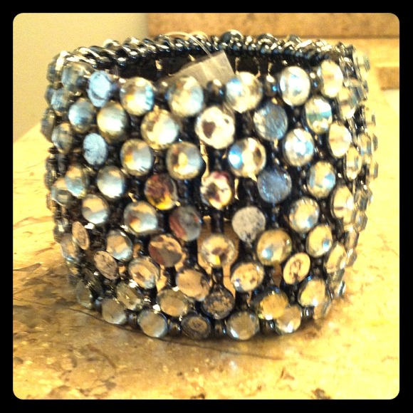 Jewelry - ⭐⭕️sold⭕️ Bling Bracelet⭐️