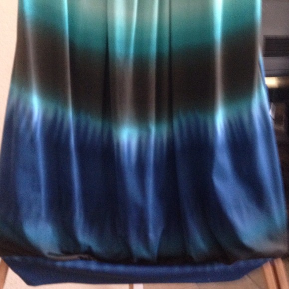 Holding β¬οΈοΈοΈREDUCED πHost Pick Dress Size-S ππ - Picture 3 of 4