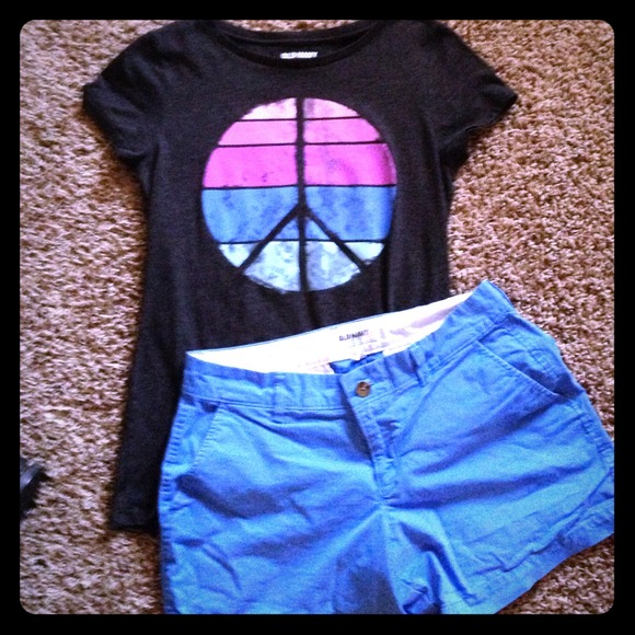 Peace top with blue shorts
