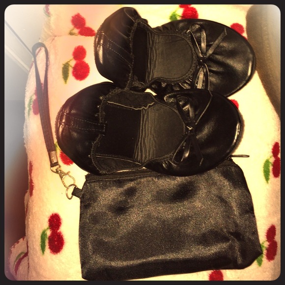 Bella Sole foldable black flats & wristlet sz 6-7