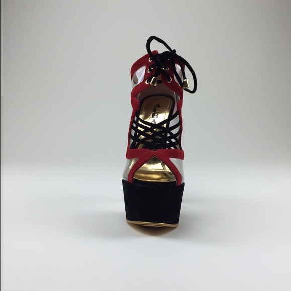 Clara - Picture 3 of 5