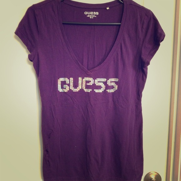 ⛔️Sold⛔️Guess purple v neck t shirt