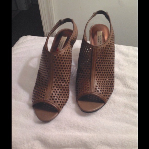 VERA WANG wedge