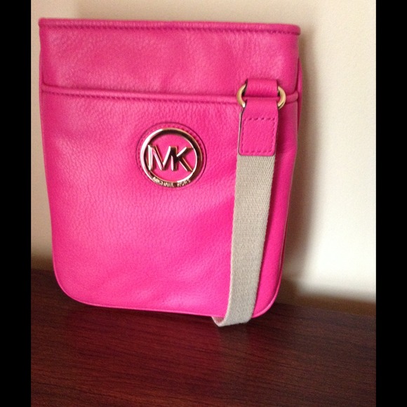 Michael Kors Handbags - 💞💕Authentic Michael Kors Cross body bag 💕💞