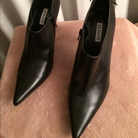 🚫SOLD!🚫 pointy ankle booties - Picture 3 of 3