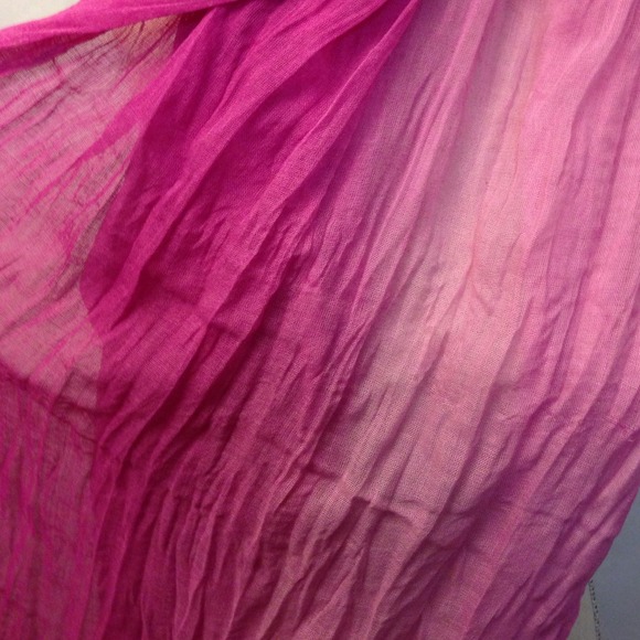 🔥SUPER SALE ! NWT STUNNING Multi-tone Pink Scarf. - Picture 3 of 4