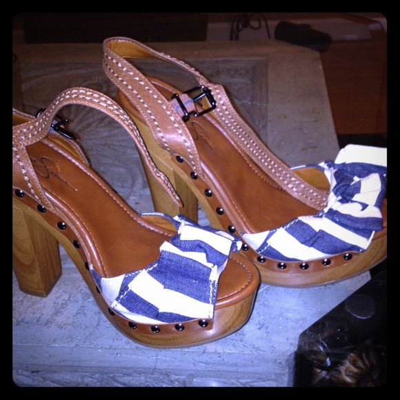 Jessica Simpson. Platform