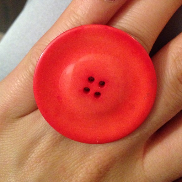 Oversized red button ring - Picture 2 of 3