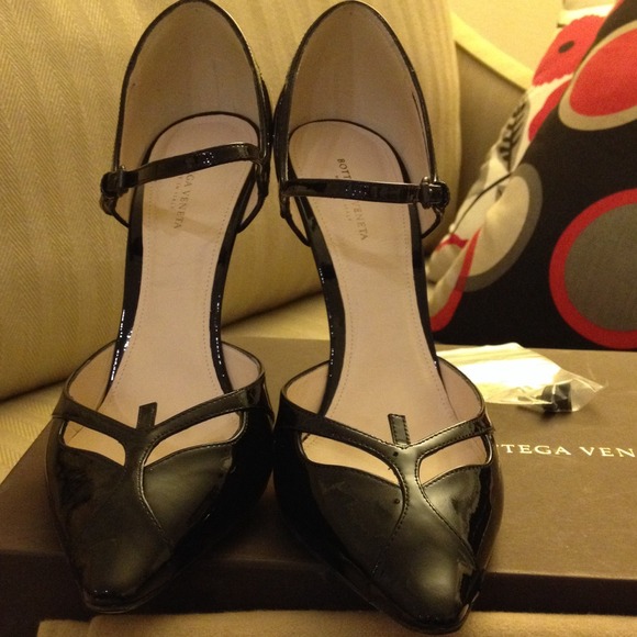 Authentic Bottega Veneta black patent Scarpa heels - Picture 2 of 4