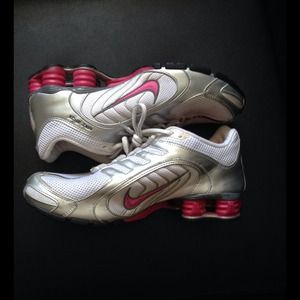 NIKE SHOX