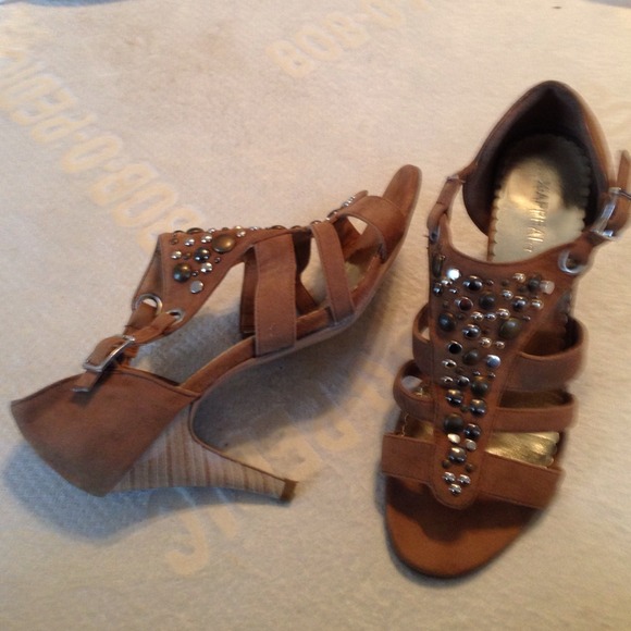 adjustable  size 8 / 9   3 1/2" Sandal heels...