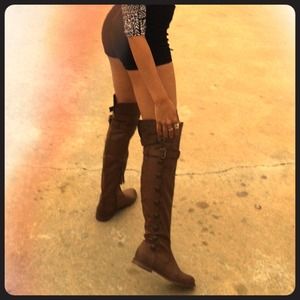 Tall brown boots 👢 2⃣0⃣💰