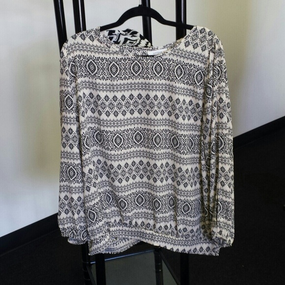 Cold shoulder Top NWOT boutique item