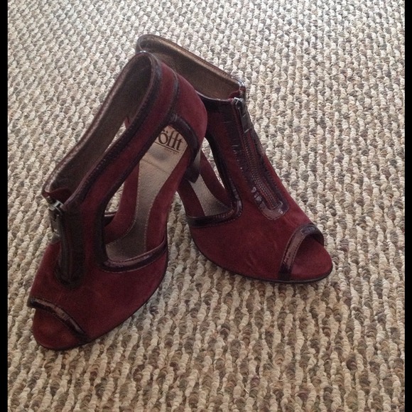 Womens t-strap Sandal in burgundy suede