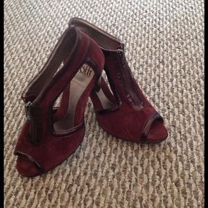 Womens t-strap Sandal in burgundy suede
