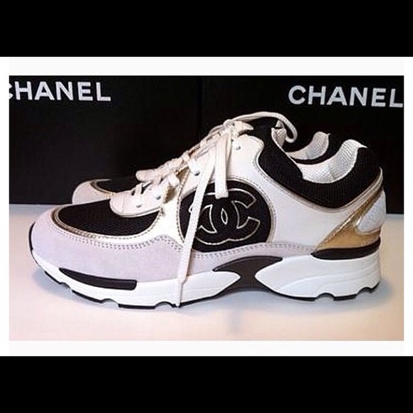 Tennis shoes