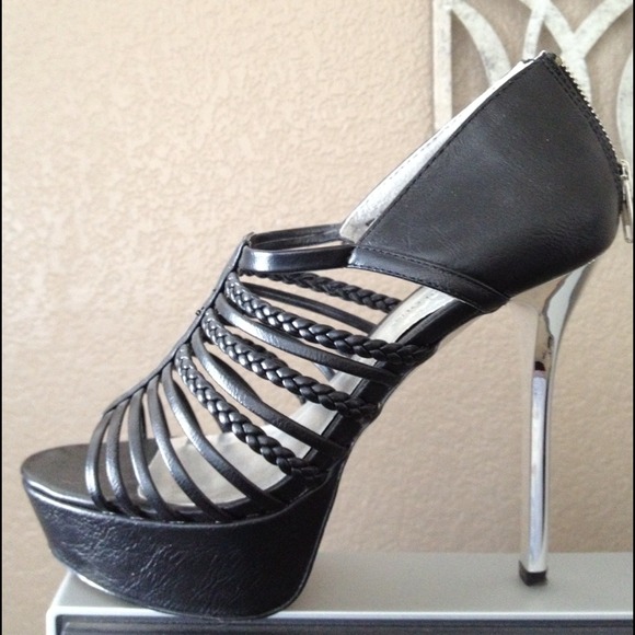 Strappy, sexy stilettos! - Picture 1 of 1