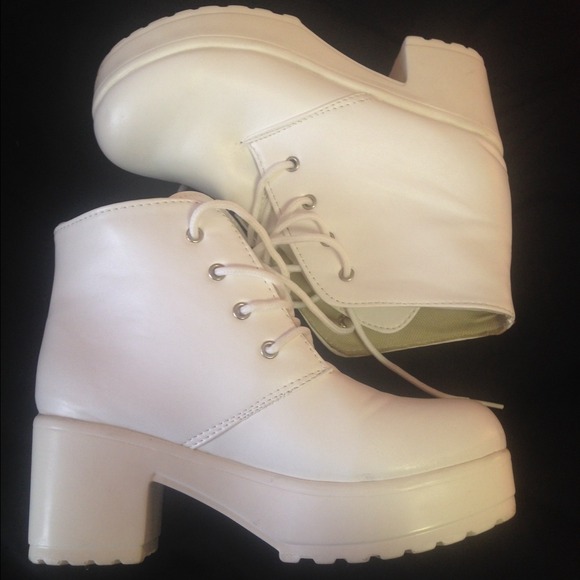 BUNDLED White heeled boots
