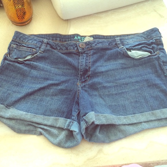 SOLD😍Plus size denim jean shorts. Dark wash