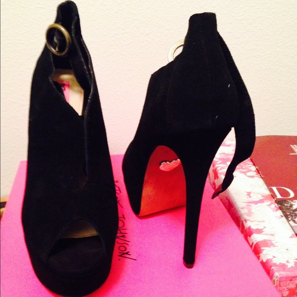 Betsey Johnson Elianna Peep Toe