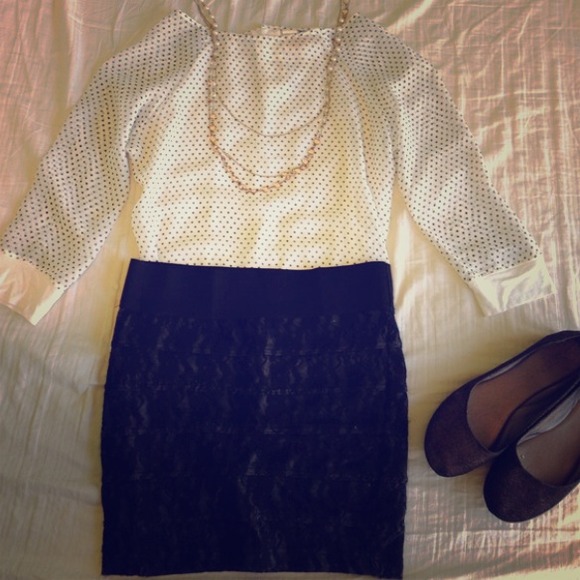 Sheer polkadot top with cute buttons on back - Picture 1 of 4