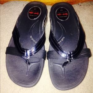 Sketchers tone ups flip flops