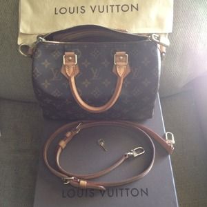 💥SOLD💥 💯 Authentic LV BANDOULIERE 25