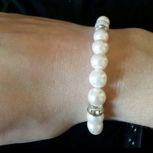 Single stand pearl inspired bracelet