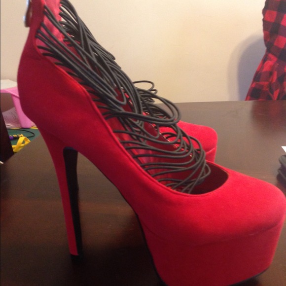 Red pumps - Picture 2 of 2