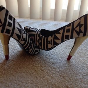 RED KISS AZTEC LIPSTICK HEELS (BLACK/WHITE)