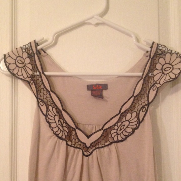 Tannish tank with flower neckline! - Picture 2 of 3