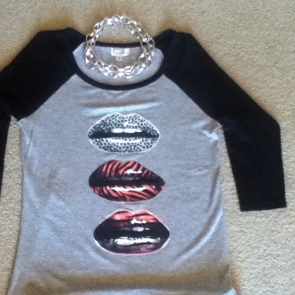 This  is a 3/4 sleeve  gray t shirt.