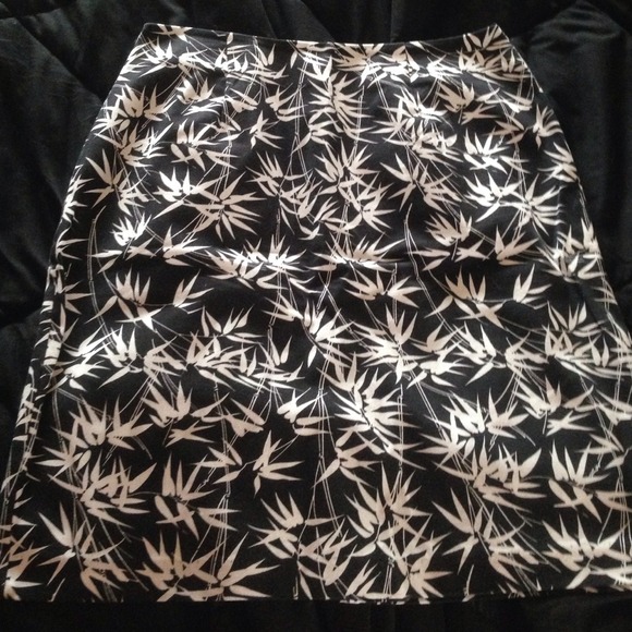 Cute black with white flowers mini skirt!