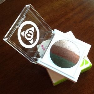 Eye shadow trio
