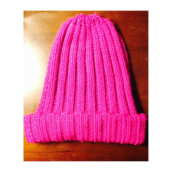 ❄️Spring Ahead Winter Sale!❄️Hot Pink Beanie - Picture 1 of 1